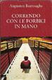Cover of correndo con le forbici in mano